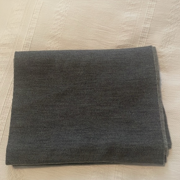 🩶BOSS Hugo Boss 2 tone grey Scarf - Picture 6 of 10